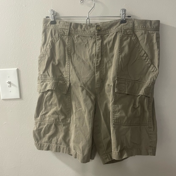 Men’s Unbranded size 36 khaki colored cargo shorts - Picture 1 of 1